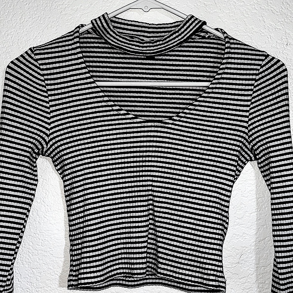 Topshop Striped Black & White Cropped Long Sleeve with keyhole size 4